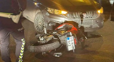 Otomobil ile motosiklet çarpıştı: Kaza anı kameralara yansıdı