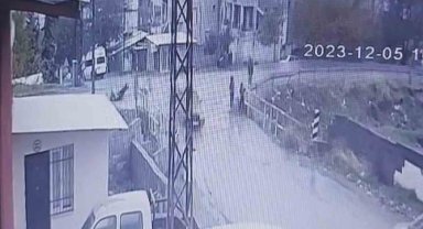 Otomobil ile motosikletin çarpışması anbean görüntülendi