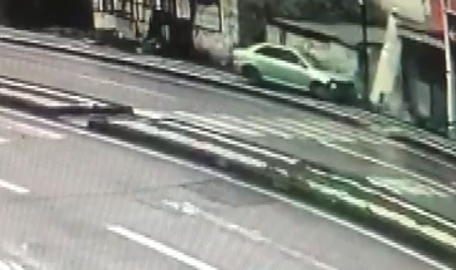 Otomobil işyeri duvarına çarptı, kaza anı güvenlik kamerasına yansıdı