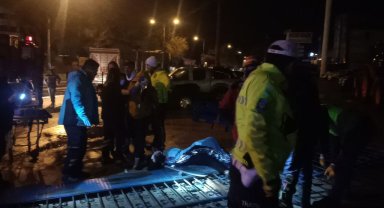 Otomobil, traktör bayisine girdi, araçtan fırlayan kadının ayağı kapıya sıkıştı: 2 yaralı