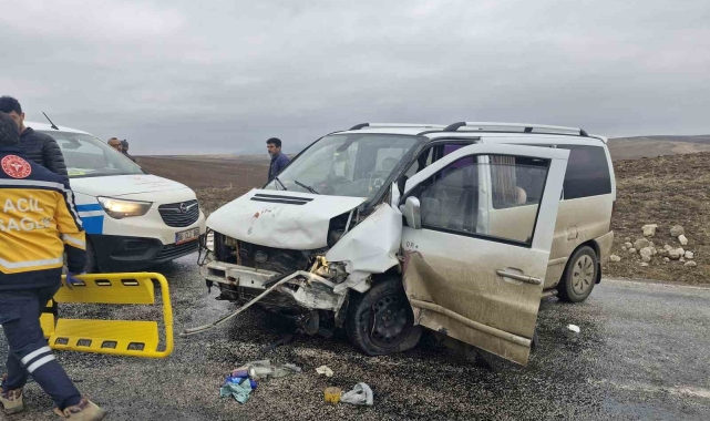 Otomobil ve ticari araç çarpıştı: 5 yaralı