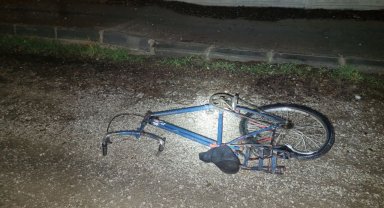 Otomobilin çarptığı bisikletli hayatını kaybetti, sürücü kaçtı