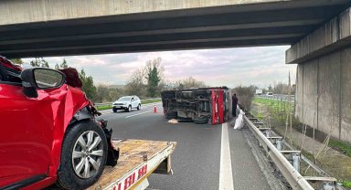 Otomobilin çarptığı kamyon devrildi: 2 yaralı