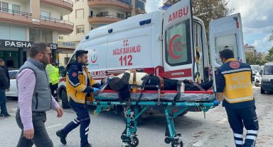 Otomobilin çarptığı motosikletteki baba oğul yaralandı