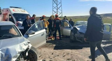 Otomobiller kafa kafaya çarpıştı: 1 ölü, 3 yaralı