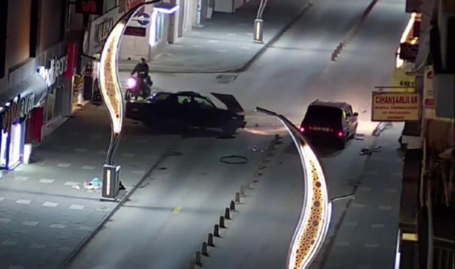 Otomobiller kafa kafaya çarpıştı, o anlar kameraya yansıdı