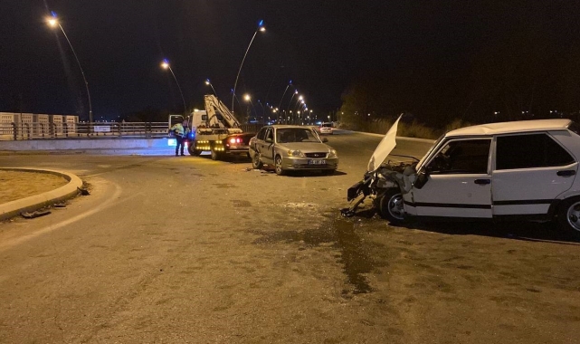 Otomobiller kavşakta çarpıştı: 5 yaralı