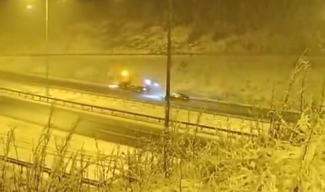 Otoyolun Bolu-Ankara sınırında kar yağışı etkili oluyor