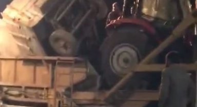 Pancar boşaltan traktörün römorku hazneye düştü