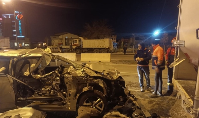 Paramparça olan otomobil, genç kıza mezar oldu