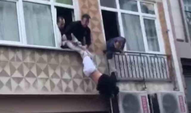 Pendik'te hastaneden ellerinde kelepçelerle kaçan şahıs saklandığı evin camında asılı kaldı