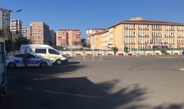Pendik'te lisede bıçaklı saldırı: Kız öğrenci sırtından yaralandı