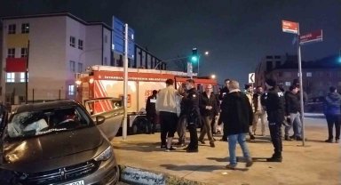 Pendik'te servis minibüsü otomobile çarptı: 5 yaralı