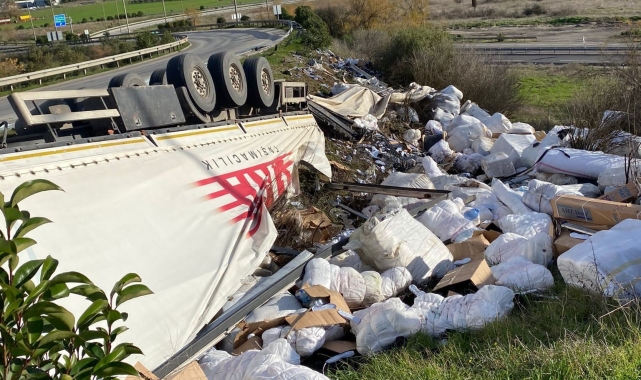 Plastik malzeme yüklü tır devrildi: 1 yaralı