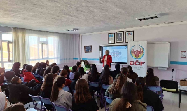 Polis ekipleri öğrencilere terörle mücadeleye yönelik sunum yaptı