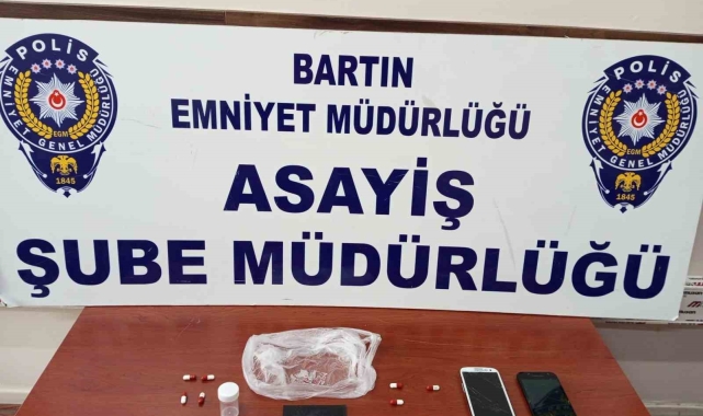 Polisi görünce ağzına bir madde atıp kaçtı, uyuşturucu kullanma aparatını kırarken yakalandı