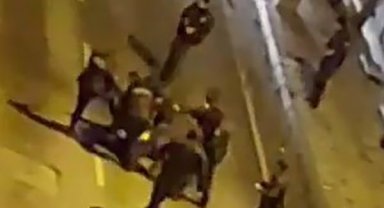 Polisin kavga eden gruba müdahalesi amatör kamerada