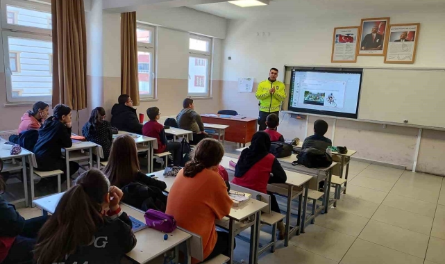 Polisten öğrencilere trafik eğitimi