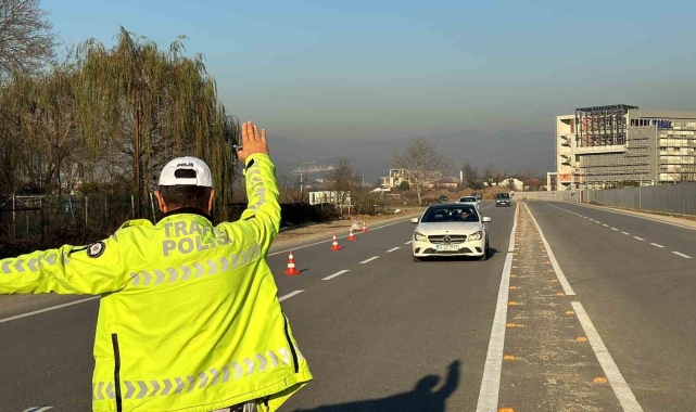Radarla hız denetiminde 77 sürücüye ceza kesildi