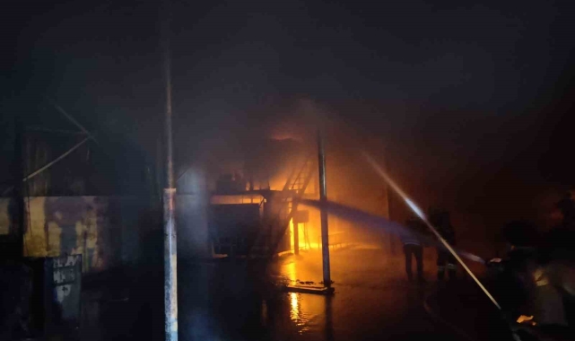 Rize'de mobilya fabrikasında yangın