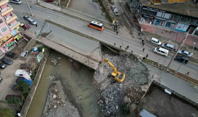 Rize'de şiddetli yağışlarda taşkınlara sebep olan köprüler yıkılıyor