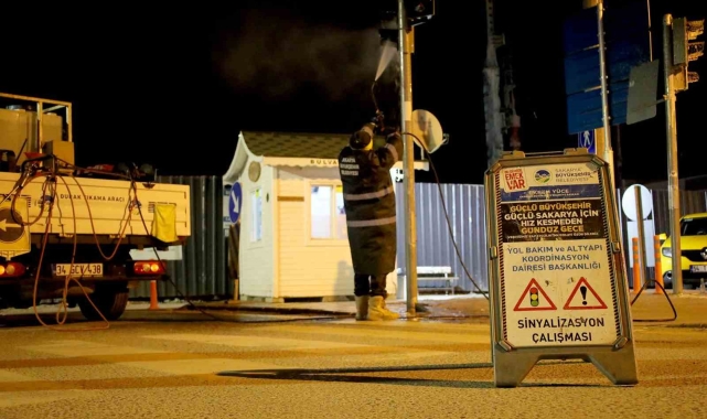 Sakarya Büyükşehir'den trafik ışıklarında temizlik mesaisi