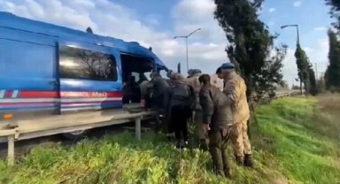 Sakarya'da 16 kaçak göçmen ile 3 organizatör yakalandı