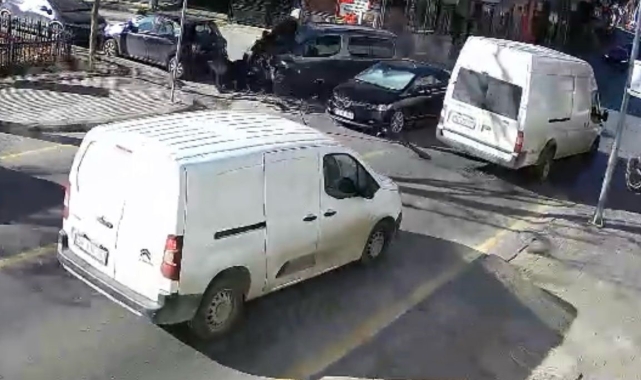 Sakarya'da 4 aracın karıştığı zincirleme kaza kamerada: Vatandaşlar yardıma böyle koştu