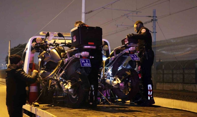 Sakarya'da hafif ticari araç yunus ekibine çarptı: 4 yaralı