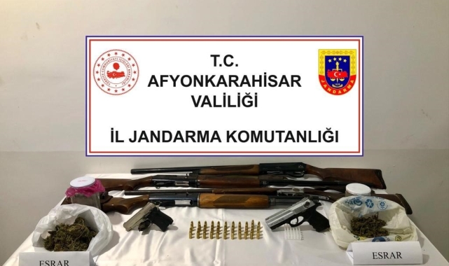 Saman balyaları arasına kavanoz içerisinde gizlenmiş esrarın bulunma anı jandarma kamerasında
