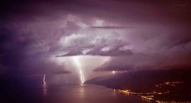 Samandağ'da etkili olan şimşekler görsel şölen oluşturdu