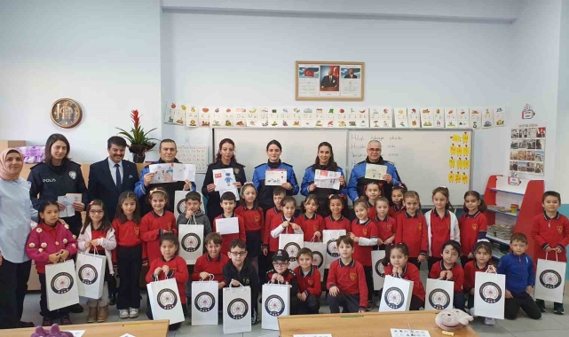 Samsun Emniyet Müdürü'nden minikleri sevindiren hediyeler