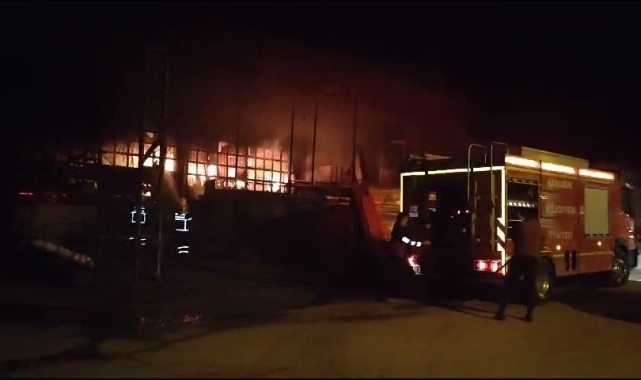 Sanayi sitesinde çıkan yangın paniğe neden oldu