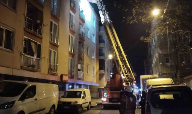 Sancaktepe'de bir binada yoğun dumana maruz kalan vatandaşları itfaiye kurtardı