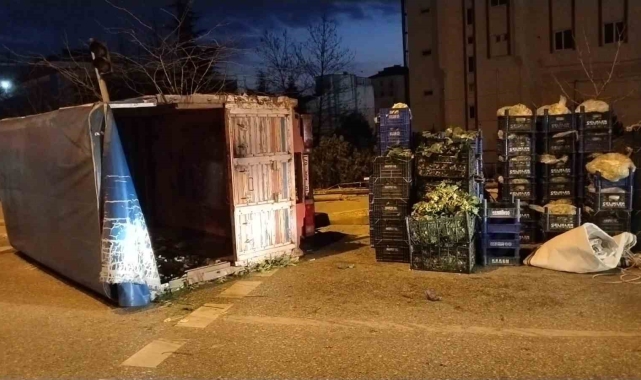 Sancaktepe'de direksiyon hakimiyeti kaybedilen kamyon devrildi