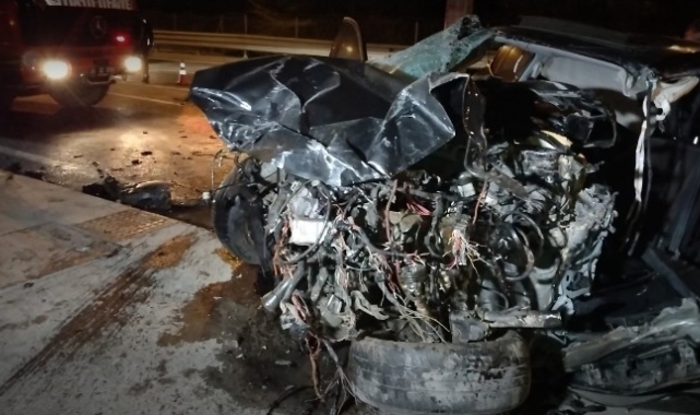 Sancaktepe'de makas atan araç refüje çarparak durabildi: 1 ağır yaralı