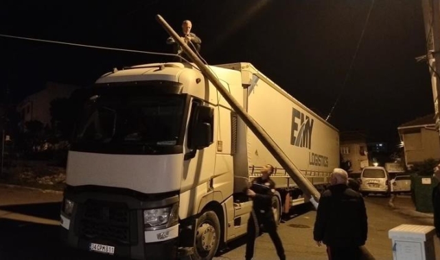 Sancaktepe'de yanlış yola giren tır ortalığı birbirine kattı