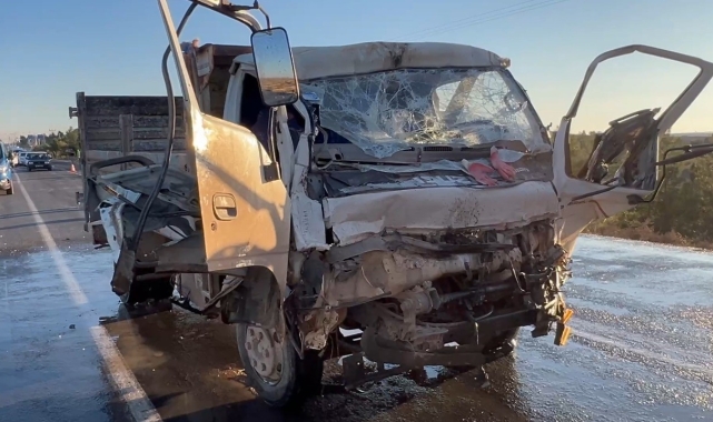 Şanlıurfa'da kamyonet tıra arkadan çarptı: 2 yaralı