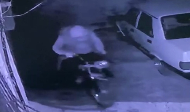Şanlıurfa'da motosiklet hırsızlığı kamerada