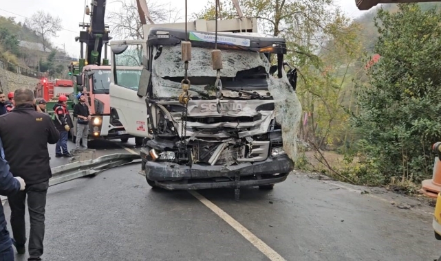 Sarıyer'de 1 kişinin öldüğü ve 3 kişinin yaralandığı kaza sonrası araçlar kaldırıldı