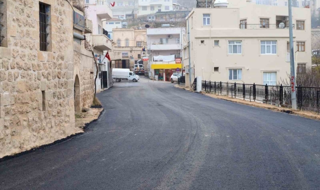Savur'da yol asfaltlama çalışmaları devam ediyor
