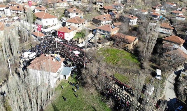 Şehidin kız kardeşi ağabeyini merasim kılıcı ile uğurladı