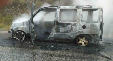 Seyir halindeki araç alev alev yandı