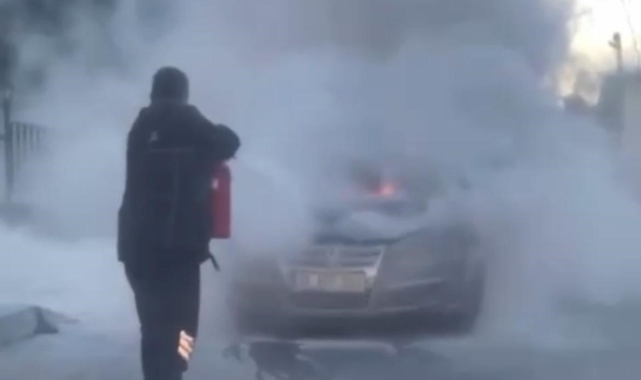 Seyir halindeki araçlar alev alev yandı