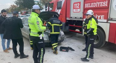Seyir halindeki otomobil alev aldı