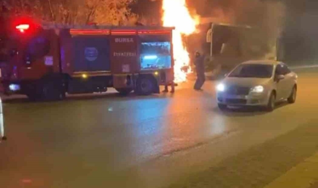 Seyir halindeki servis otobüsü alev alev yandı