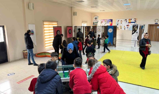 Siirt'te öğrenciler belediyenin spor tesisinde eğlenceli vakit geçiriyor