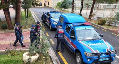 Silahlı ve maskeli soyguncular jandarmadan kaçamadı