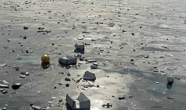 Sinop'ta fırtınada deniz kenarı çöplerle doldu