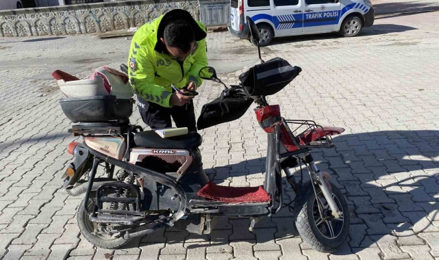 Sipariş götüren motorlu kurye hafif ticari araçla çarpıştı